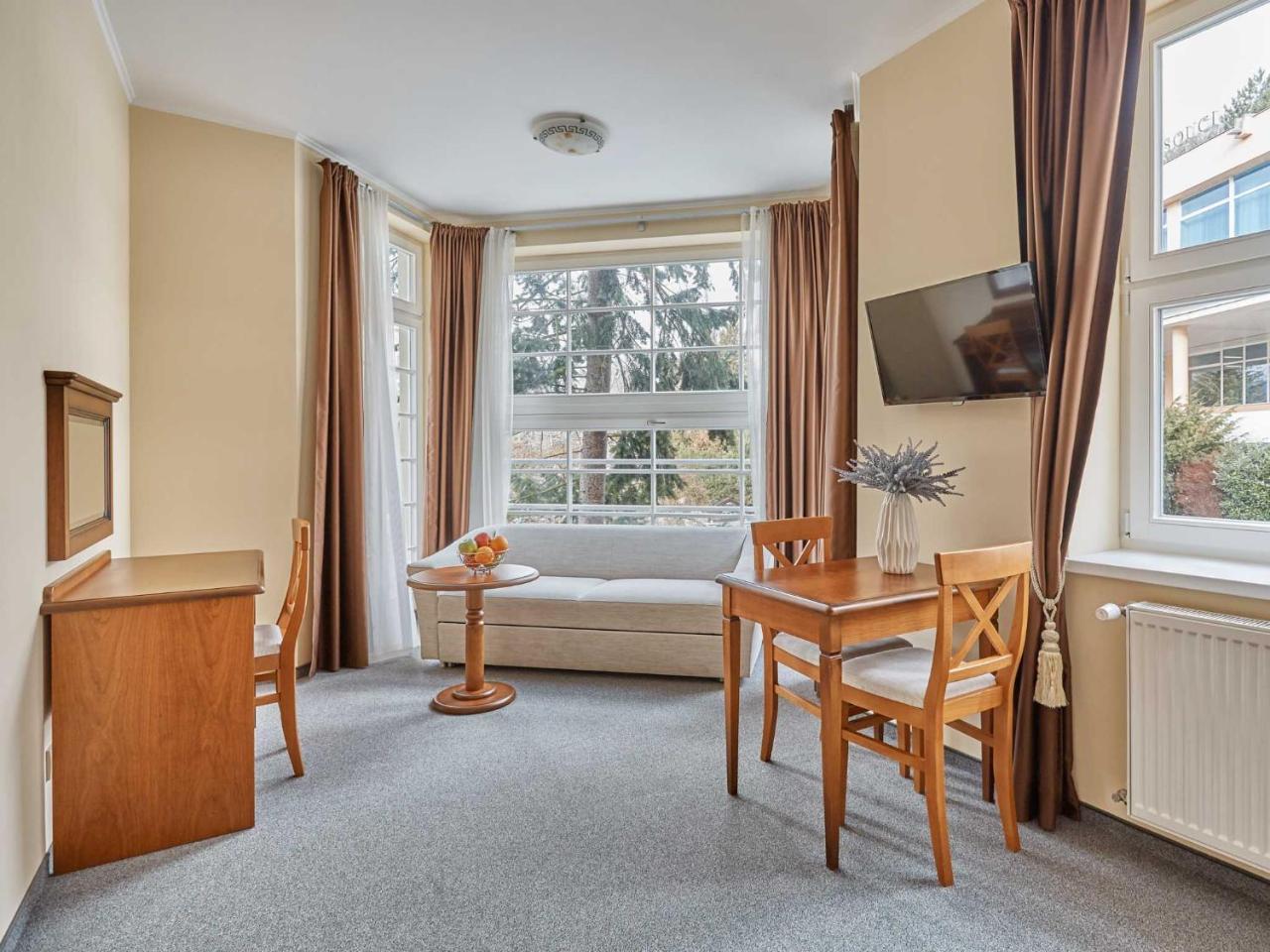 Akropolis Aparthotel 4*