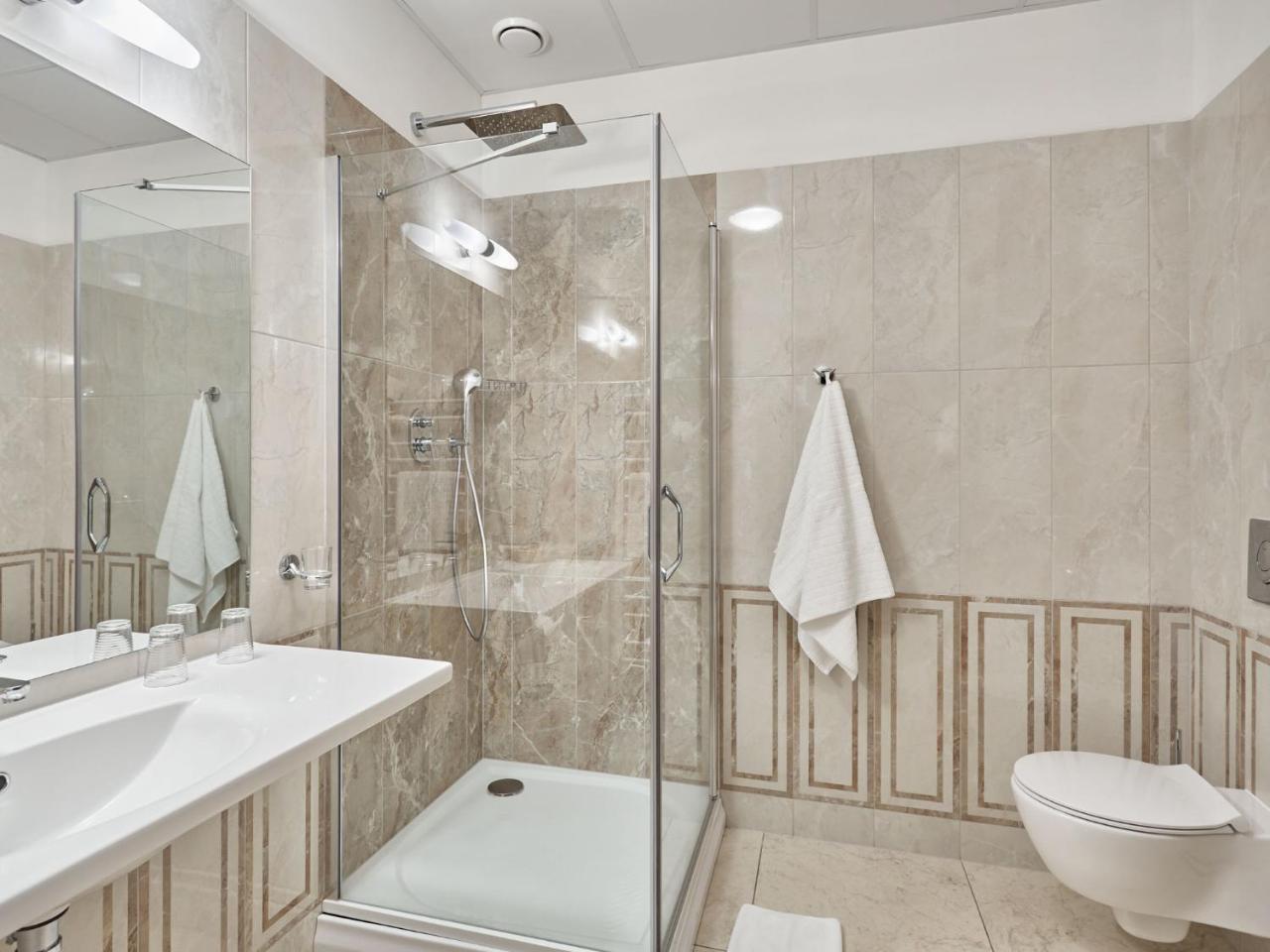 Akropolis Aparthotel 4*